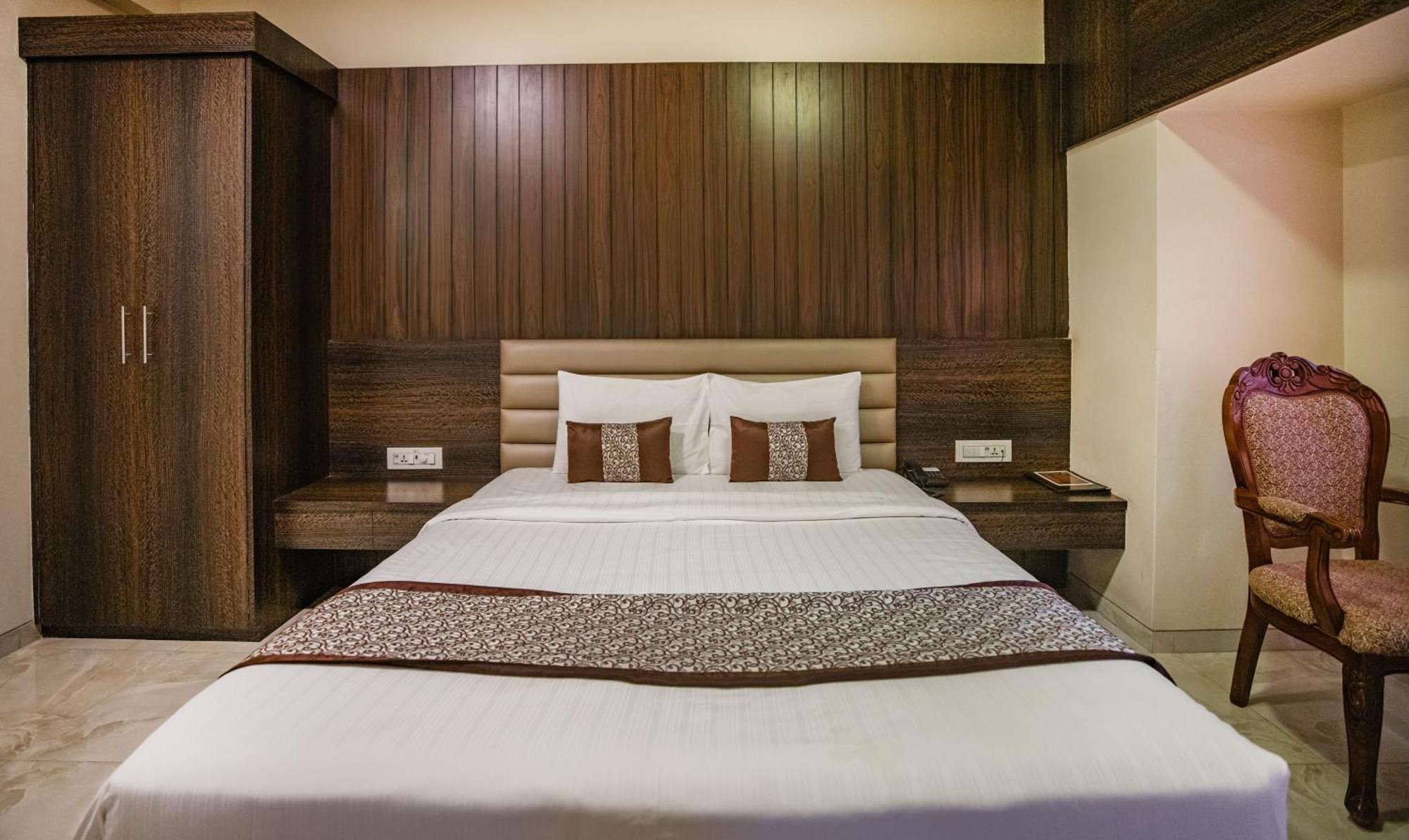 Hotel 24 Seven Nashik Exterior foto